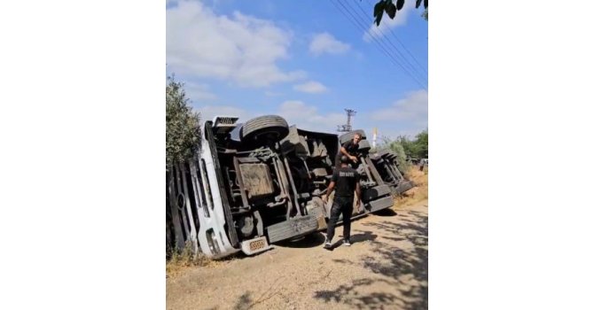 Osmaniye’de kontrolden çıkan tır devrildi: 2 yaralı