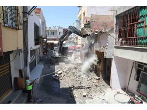 Akdeniz’de metruk yapılar tek tek yıkılıyor