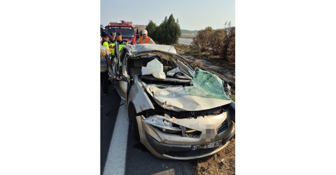 Otoyolda tıra çarpan otomobil hurdaya döndü: 2 yaralı