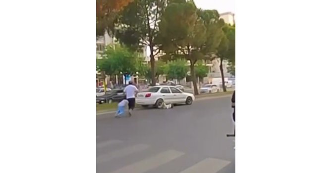 Babalarıyla yolun karşısına geçen çocuklara otomobil çarptı: O anlar kamerada