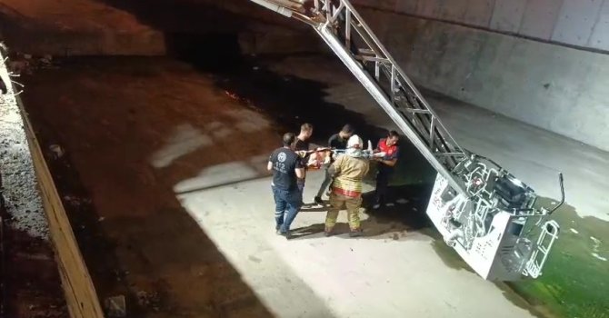 İskenderun’da su kanalına uçan motosikletin sürücüsü yaralandı