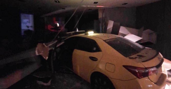 Mersin’de kontrolden çıkan ticari taksi mağazaya daldı