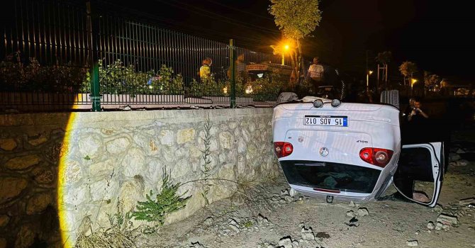 Kanala düşen otomobilin sürücüsü yaralandı