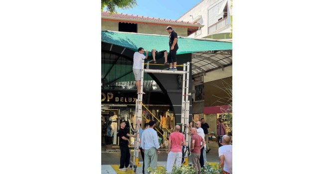 Balkondan düştü, tente hayatını kurtardı
