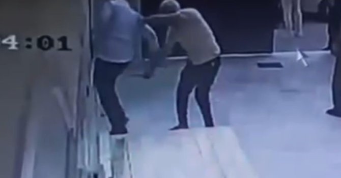 Cami müezzini bıçaklandı: O anlar kamerada