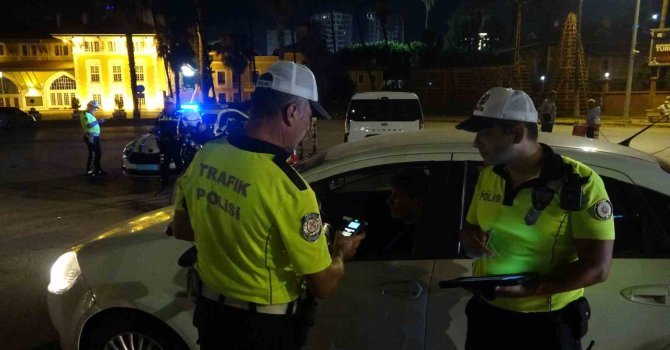 Adana’da alkol ve ışık donanımı uygulaması: 98 kişiye 596 bin 659 TL ceza