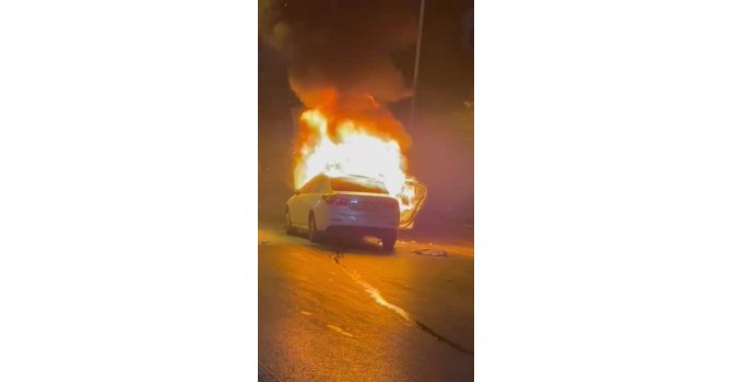 Seyir halindeyken yanmaya başlayan otomobil alev topuna döndü