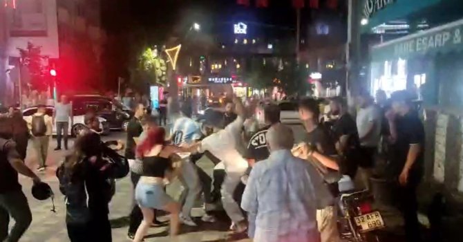 Motosiklet sürücüsü ile yaya arasında çıkan kavgada tekme ve yumruklar havada uçuştu