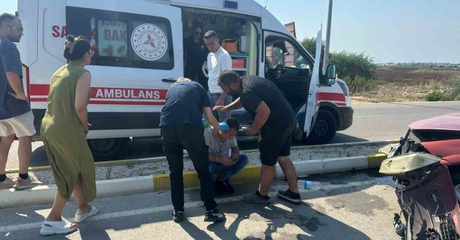 Virajı alamayan otomobil refüje çarptı. 1 yaralı