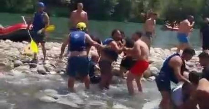 Rafting merkezinde can yeleği giyme tartışması kürekli kavgaya dönüştü
