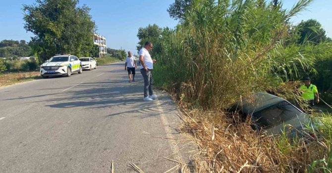 Antalya’da otomobil şarampole uçtu: Anne ve kızı yaralandı