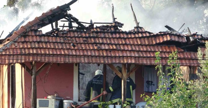 Dumanları fark edince 2 torununu da alarak çıktı, evinin üst katı küle döndü