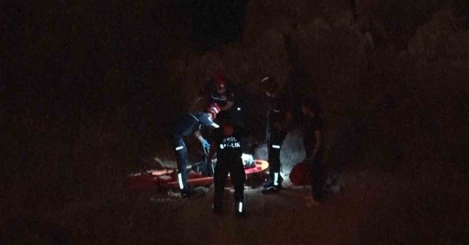 Falezlerden yukarı çıkmak isterken yaralanan genç kızı itfaiye kurtardı