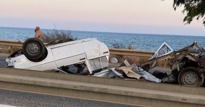 Otomobil bariyerlere çarptı: 1 ölü, 1 yaralı