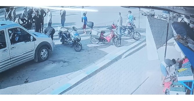 Kapıyı açmasıyla motosiklet sürücüsü yere yığıldı