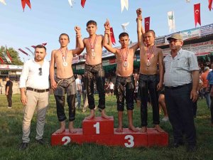 Manavgatlı minik güreşçiler çifte madalyayla döndü
