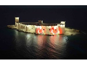 Mersin’in simgesi Kızkalesi ’Ay Yıldızla’ aydınlandı