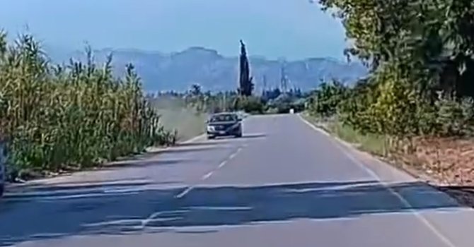 Anne ve kızının yaralandığı kazada otomobilin şarampole düştüğü anlar kamerada