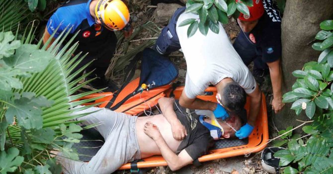 Kayalıklardan düşüp yaralanan genci kurtarmak için ekipler seferber oldu