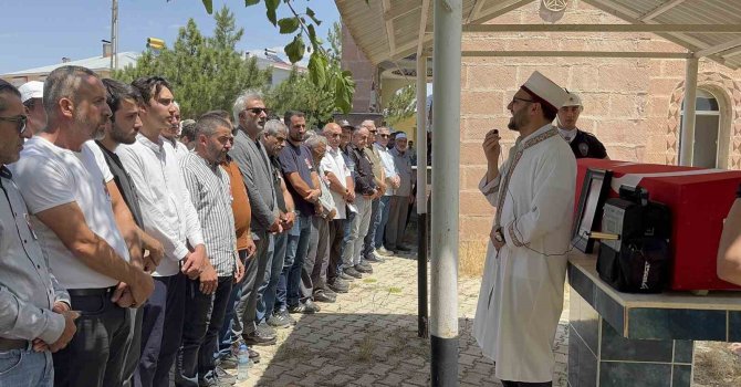 Kaza kurşunuyla ölen polisin cenazesi toprağa verildi