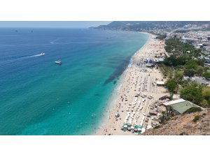 Alanya’da serinlemek isteyen turistler soluğu Kleopatra Plajı’nda aldı