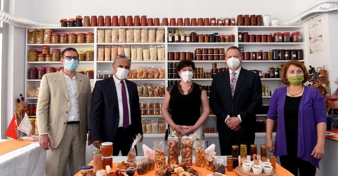 Başkan Uysal, Antalyaspor forması hediye etti