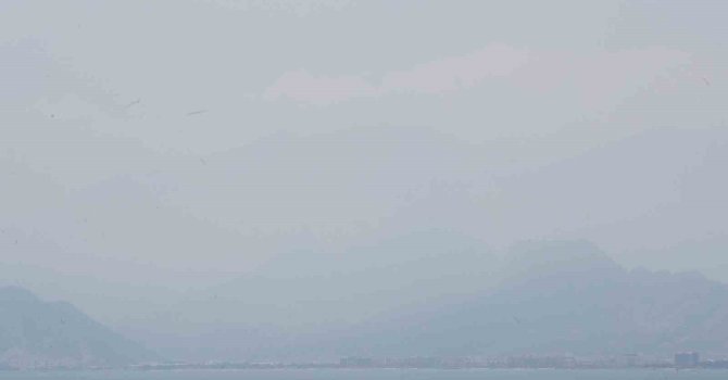 Antalya’nın simgesi Beydağları nem bulutu arasında kayboldu