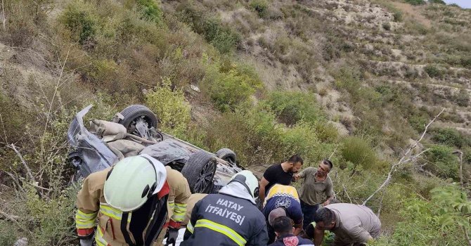 Uçuruma yuvarlanarak ters dönen otomobildeki 4 kişi yaralandı
