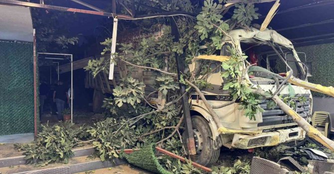 Kontrolden çıkan demir yüklü kamyon restoranın bahçesine uçtu: 2 yaralı
