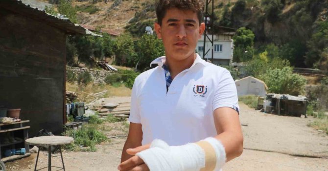 Orman yangınında alevler evine sıçramasın can pahasına diye mücadele veren çocuğun elini yamaçtan kopan kaya parçası kırdı