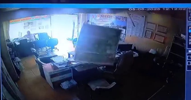 İş yerinin tavanının çökmesiyle neye uğradıklarını şaşırdılar