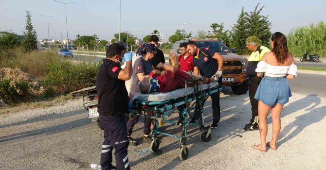 Motosiklet ile hafif ticari araç çarpıştı: 1 yaralı