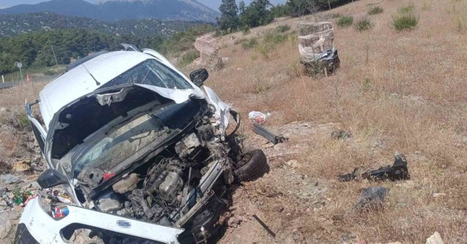 Şarampole uçan hafif ticari aracın sürücüsü yaralandı