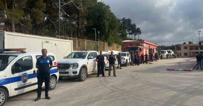 Suriye’de 11 gün süren alevleri kontrol altına alan ekipler konvoyla sirenler eşliğinde Hatay’a döndüler