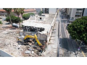 Mersin’de eski öğretmenevinin yıkımı gerçekleştirildi