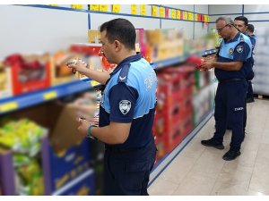Mersin’de zincir marketlerde etiket ve son kullanma tarihi denetimi