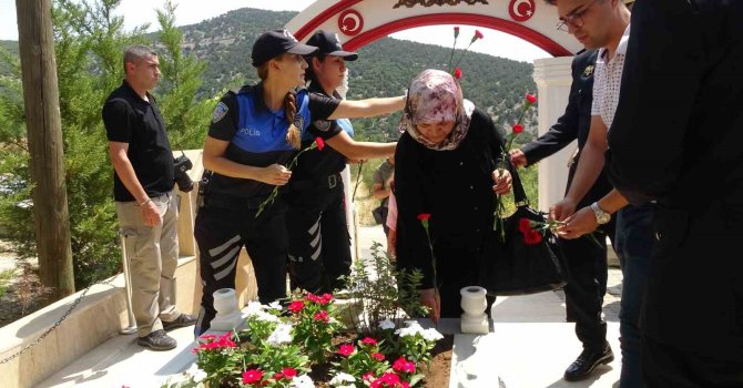 Burdur’da 15 Temmuz şehidi ve terörle mücadele şehidi mezarı başında anıldı