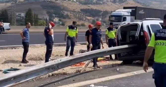 Hafif ticari araç bariyerlere ok gibi saplandı 2 kişi hayatını kaybetti