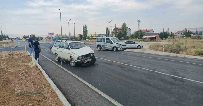 Isparta’da iki otomobil kavşakta çarpıştı: 3 yaralı