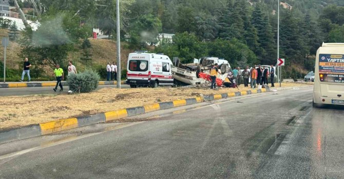 Yağmur nedeniyle kayganlaşan yolda minibüs devrildi: 1’i ağır 9 kişi yaralandı