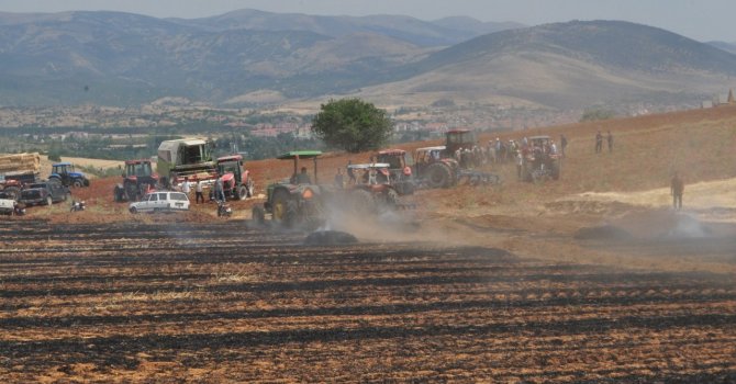 Balya makinesinden çıkan yangın 100 dönüm araziyi küle çevirdi