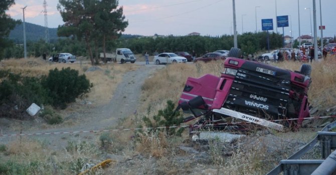 Domates yüklü kamyon şarampole devrildi: 1 ölü