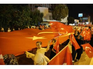 Kozanlılar Türk bayraklarıyla şehitleri andı