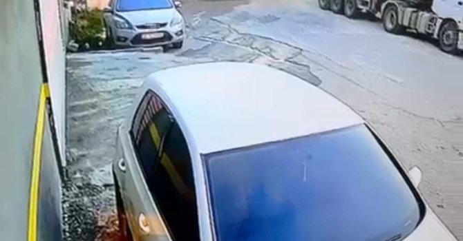 Demir yüklü kamyon 8 metrelik duvardan bahçeye uçtu