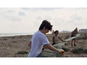 Gençler, kaplumbağaları korumak için sahile file çekiyor