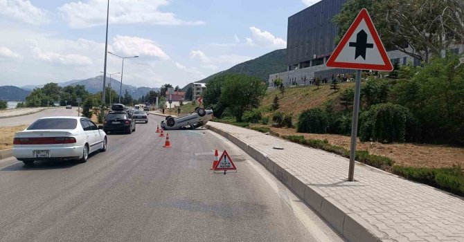 Bordür taşına çarpıp takla attı: 1 yaralı