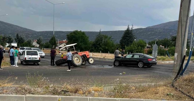 Isparta’da otomobil ile traktör çarpıştı: 2 yaralı