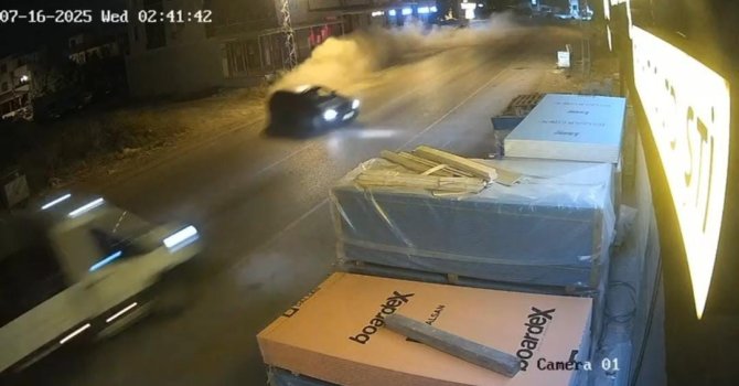 Kontrolünü kaybeden otomobil sürücüsü kamyonetle kafa kafaya çarpıştı