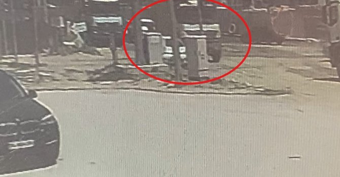 Kaza yapan araçların altında ezilmekten son anda kurtuldu