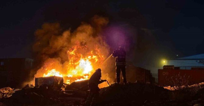 Sanayi Sitesi’nde hurdalık alanda yangın çıktı